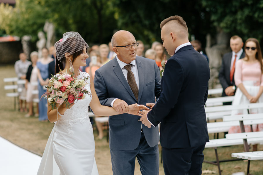 Pan Młody i Pani Młoda, Uchwycony moment na ślubie, Romantyczna sesja ślubna