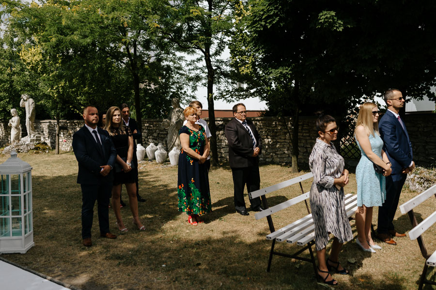Goście weselni na ślubie, Sesja naturalna ślubna, Piękna sesja ślubna