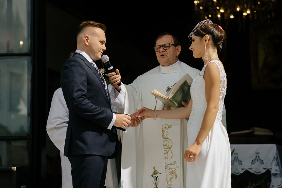 Zakładanie obrączek, Fotografia weselna, Piękne kadry ślubne