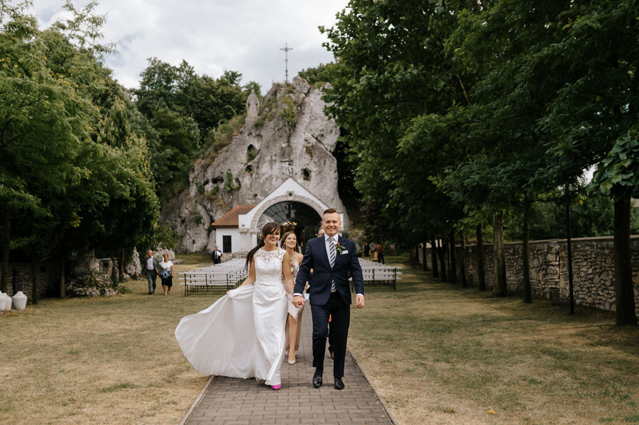 Wyjście z Sanktuarium Matki Boskiej Skałkowej, Zdjęcie ślubne pozowane, Fotograf Marcin Pluta