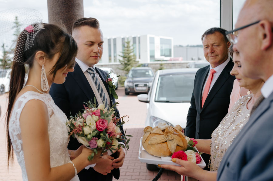 Powitanie chlebem i solą, Naturalna fotografia ślubna, Fotograf na wesele