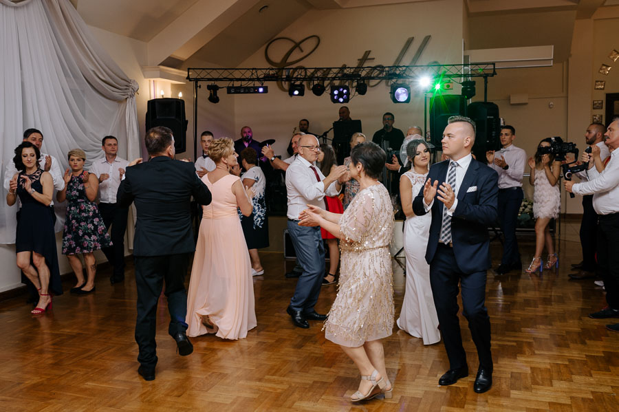 Taniec z rodzicami, Urokliwy plener ślubny, Romantyczna sesja ślubna