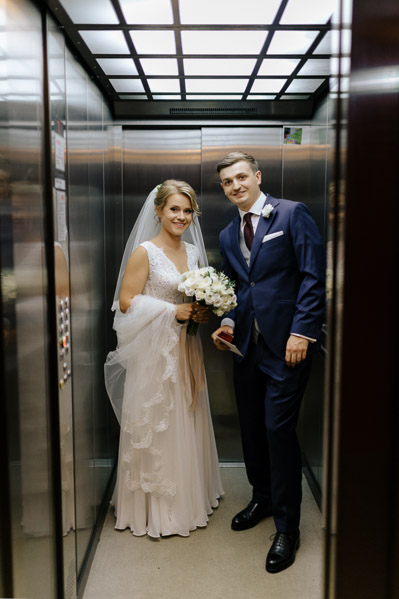 Para młoda w windzie, Fotograf na wesele, Fotograf ślubny na wesele