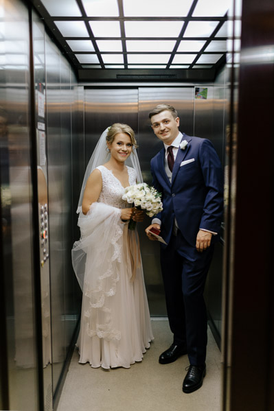Fotograf ślubny Kraków - Sfotografowani Marcin Pluta Para młoda w windzie, Fotograf na wesele, Fotograf ślubny na wesele