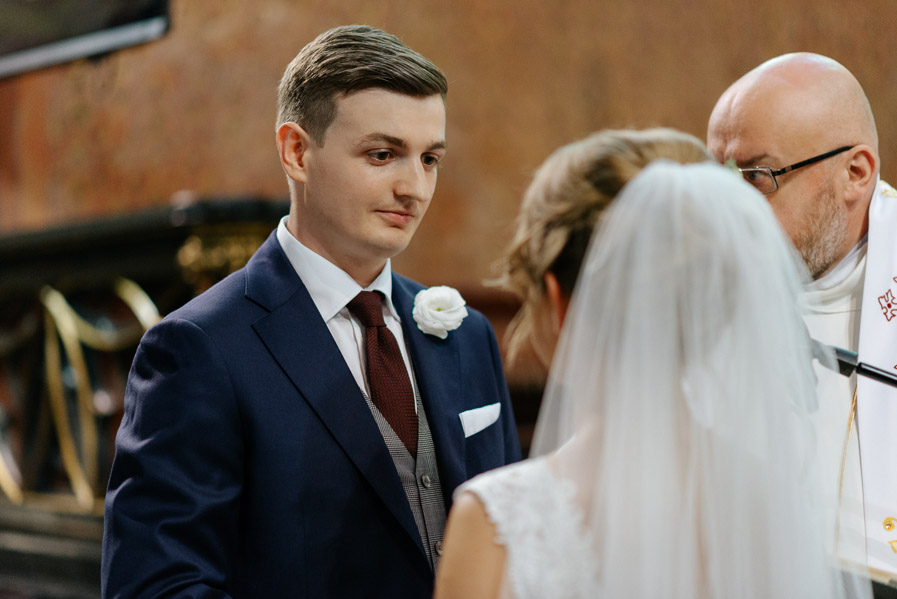 Fotografia Ślubna Kraków - Sfotografowani Marcin Pluta Pan Młody przysięga ślubna, Fotograf ślubny i weselny Kraków, Zdjęcie z reportażu ślubnego