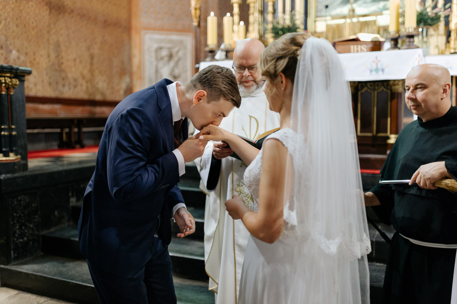 Fotograf ślubny Kraków - Sfotografowani Marcin Pluta Pocałunek, Para Młoda w kościele, Zdjęcia ślubne, Dobre zdjęcia ślubne