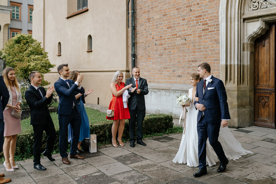 Fotografia Ślubna Kraków - Sfotografowani Marcin Pluta Wyjście z kościoła, Sesja naturalna ślubna, Piękna sesja ślubna