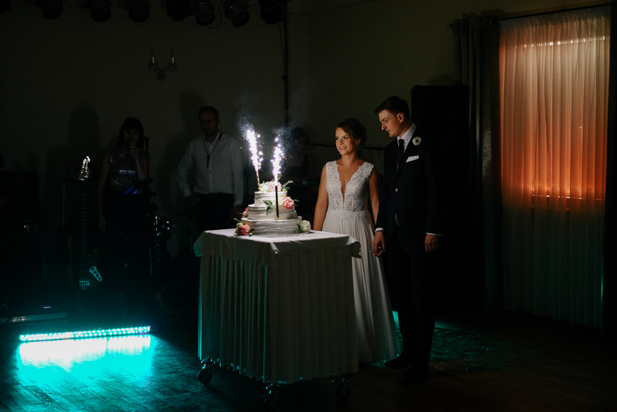 Tort weselny, Zdjęcie ślubne, Romantyczna sesja weselna