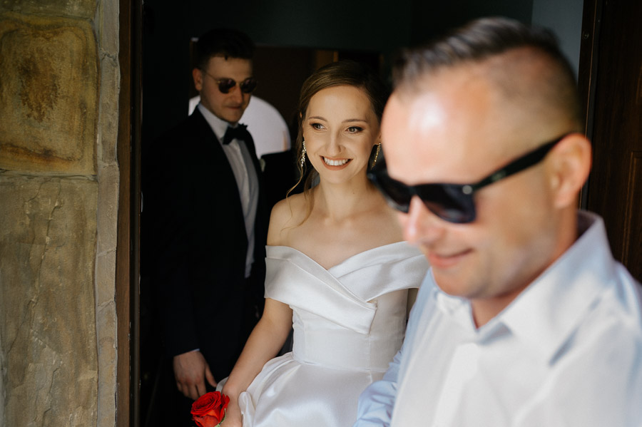 Fotografia Ślubna Kraków - Małopolska - Sfotografowani Marcin Pluta Pani Młoda wita Pana Młodego, Kraków - Małopolska obyczaje ślubne, Zdjęcia z wesela