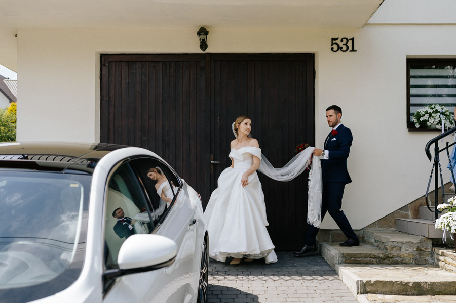 Wyjście z domu Pary Młodej, Fotografia w dniu ślubu, Naturalna fotografia ślubna