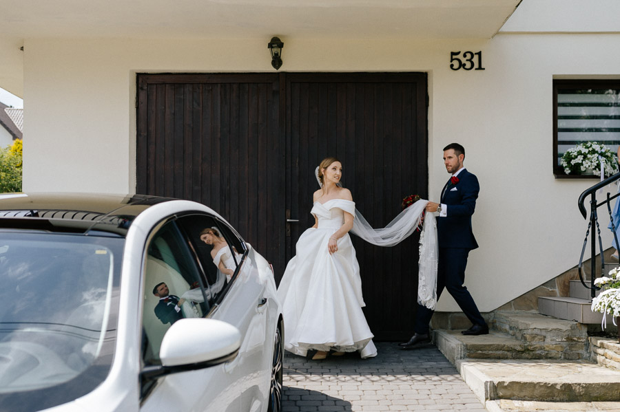 Fotografia Ślubna Kraków - Małopolska - Sfotografowani Marcin Pluta Wyjście z domu Pary Młodej, Fotografia w dniu ślubu, Naturalna fotografia ślubna