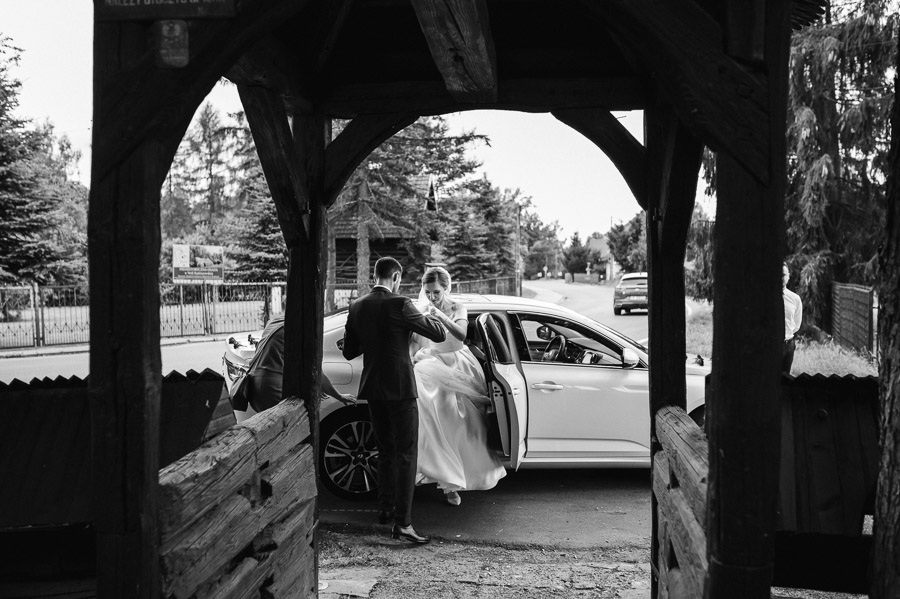 Para Młoda wysiada z auta, Fotografia ślubów i wesel, Fotograf na każde wesele