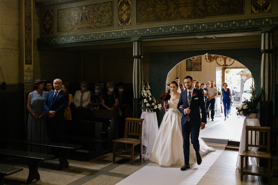 Wejście do kościoła w Krakowie Para Młoda wchodzi do kościoła, Ładne zdjęcia ślubne, Romantyczna sesja ślubna