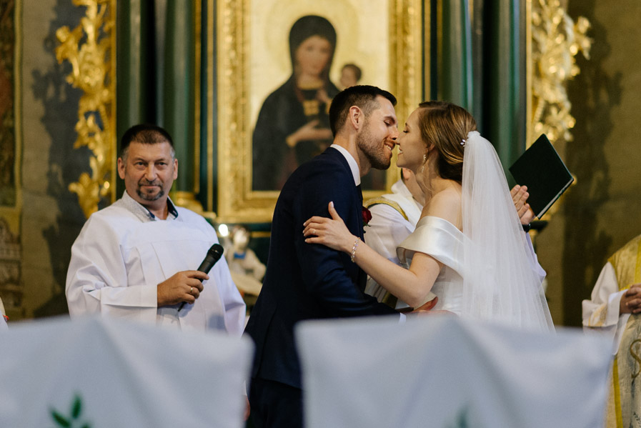 Pocałunek, Fotograf ślubny Kraków - Małopolska - Sfotografowani Marcin Pluta Pocałunek podczas przysięgi ślubnej, Fotografia ślubna Kraków - Małopolska, Dokumentalny reportaż ślubny