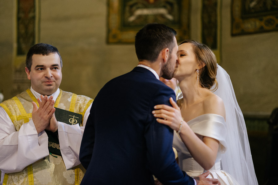 Fotograf ślubny Kraków - Małopolska - Sfotografowani Marcin Pluta Pocałunek po przysiędze ślubnej, Nowoczesny reportaż ślubny