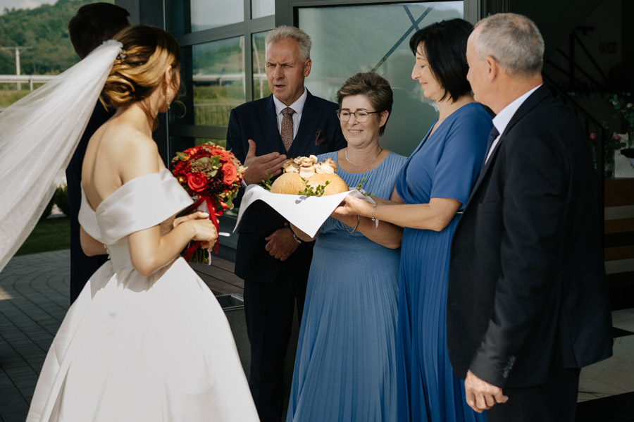 Powitanie chlebem i solą - Fotograf ślubny Kraków - Małopolska - Sfotografowani Marcin Pluta Sala bankietowa "Nedan", Powitanie chlebem i solą