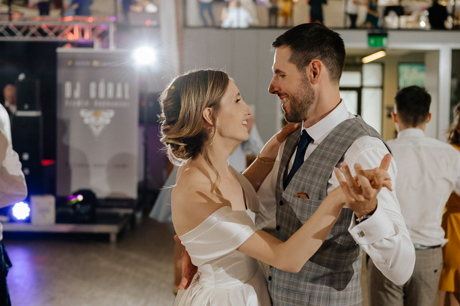 Taniec, Fotografia Ślubna Kraków - Małopolska - Sfotografowani Marcin Pluta Taniec Pary Młodej, Naturalna fotografia ślubna, Fotograf na wesele