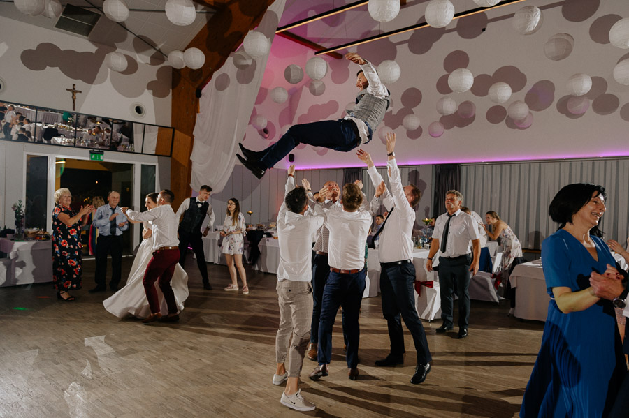 Zabawa weselna, Fotografia Ślubna Kraków - Małopolska - Sfotografowani Marcin Pluta Podrzucanie Pana Młodego, Fotograf na ślub, Kraków - Małopolska wesele