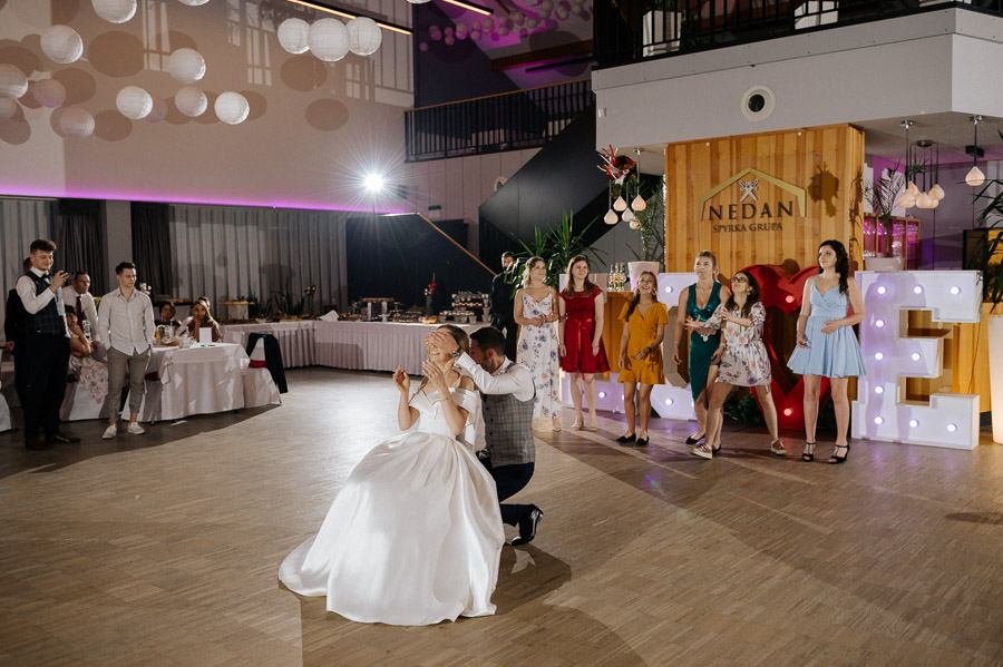 Oczepiny, Fotograf ślubny Kraków - Małopolska - Sfotografowani Marcin Pluta Oczepiny, Romantyczna i naturalna fotografia ślubna, Fotograf na wesele,