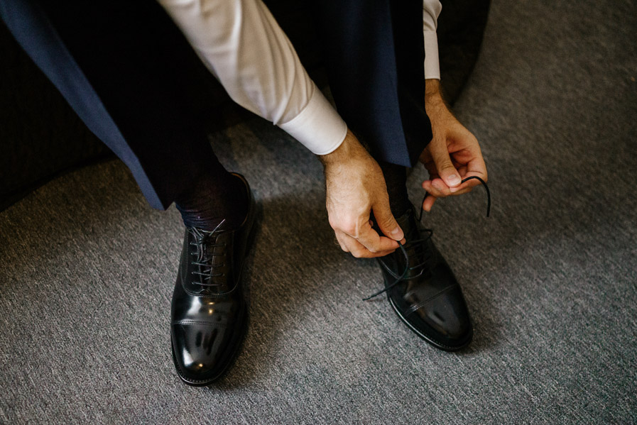 Pan młody wiąże buty fotografia Ślubna Kraków Marcin Pluta fotograf