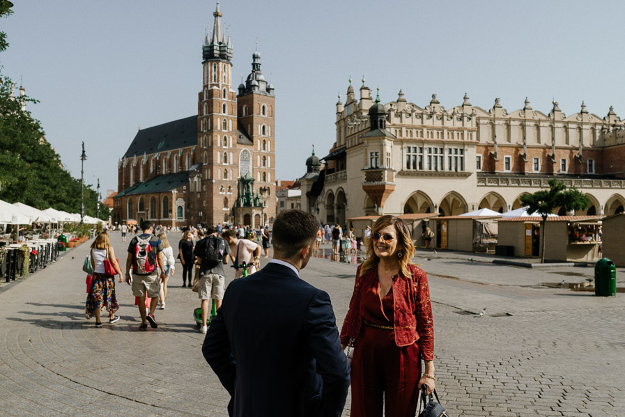 Rynek w Krakowie - pan młody czeka na pannę młodą