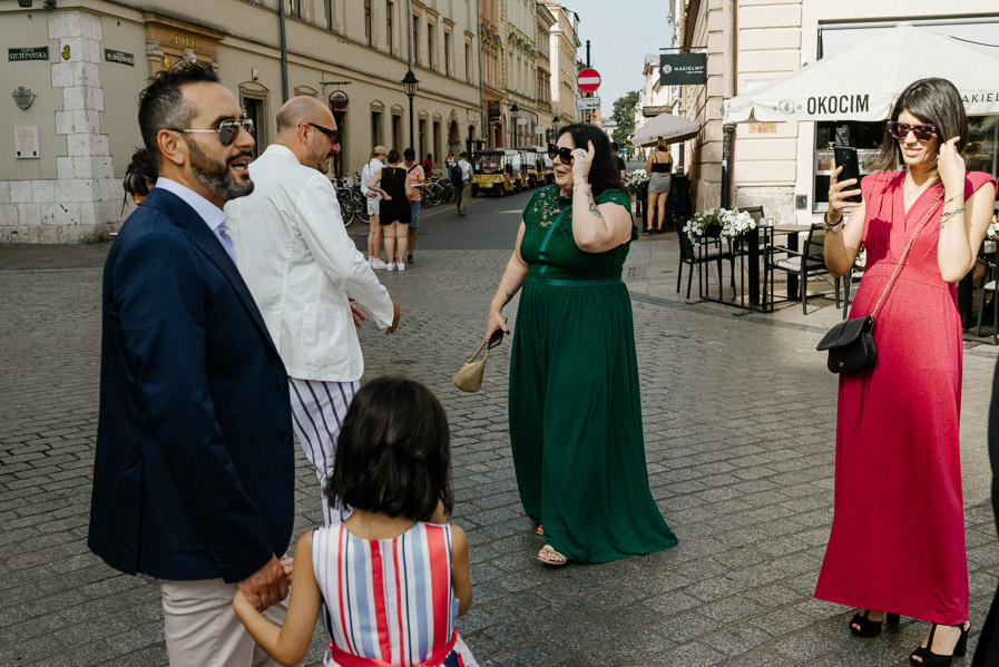 Krakowski rynek w oczekiwaniu na parę młodą zdjęcia gości fotografia Ślubna fotografa ślub