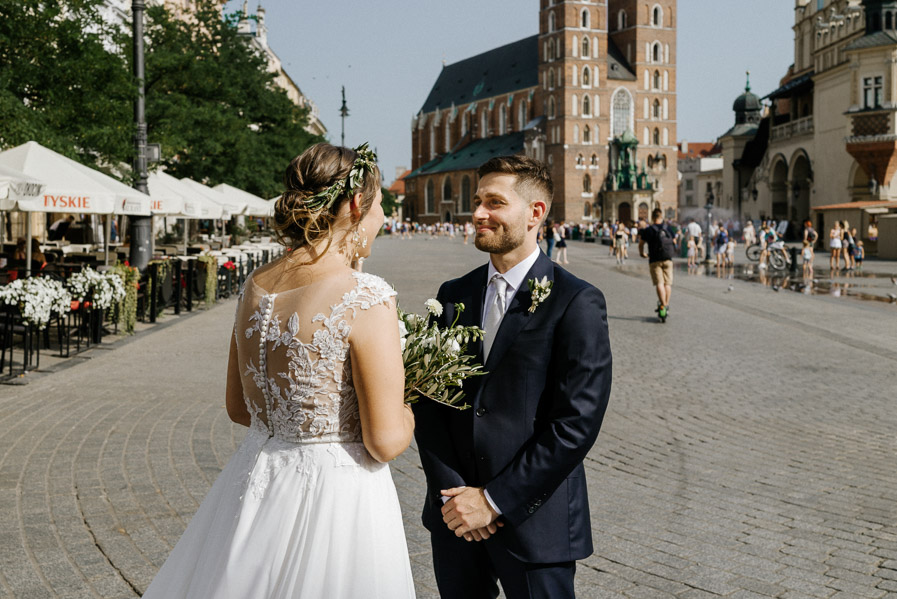 Powitanie pary młodej na krakowskim rynku fotografia Ślubna Kraków