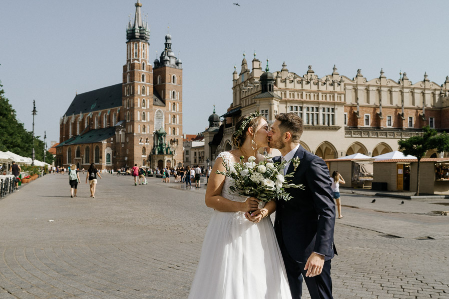 Pocałunek pary młodej na krakowskim rynku fotografia Ślubna Marcin Pluta