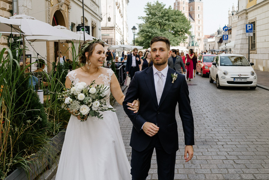 Para młoda w drodze na ślub Przemierza krakowskimi uliczkami