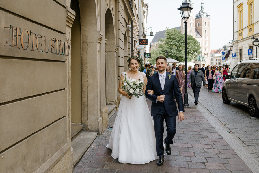 Para młoda Przemierza krakowskie uliczki