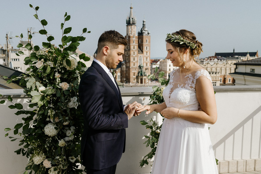 Zakładanie obrączek - ślub w Krakowie