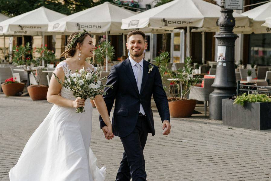 Para Młoda Maszeruje po rynku w krakowie