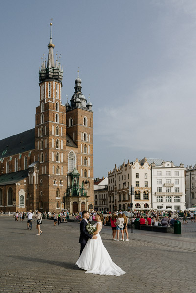 Zdjęcia ślubne na tle kościół mariackiego w krakowie