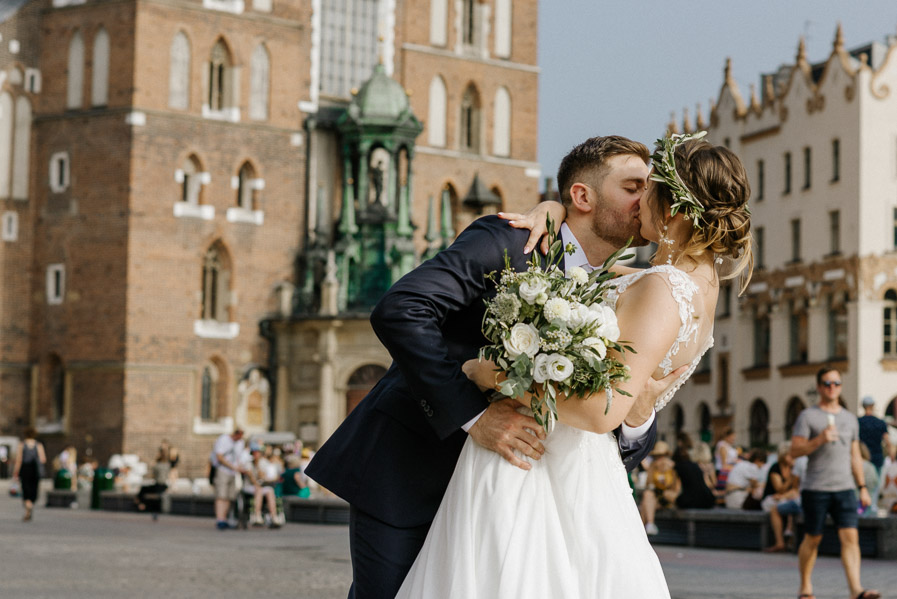 Pocałunek na tle kościoła mariackiego w krakowie rynek w krakowie zdjęcia ślubne