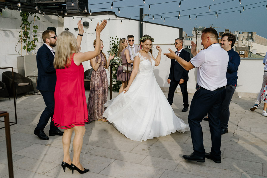 Taniec gości na weselu taras hotel stary