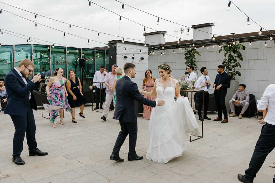 Fotografia ślubna plenerowa, plenerowy parkiet taneczny