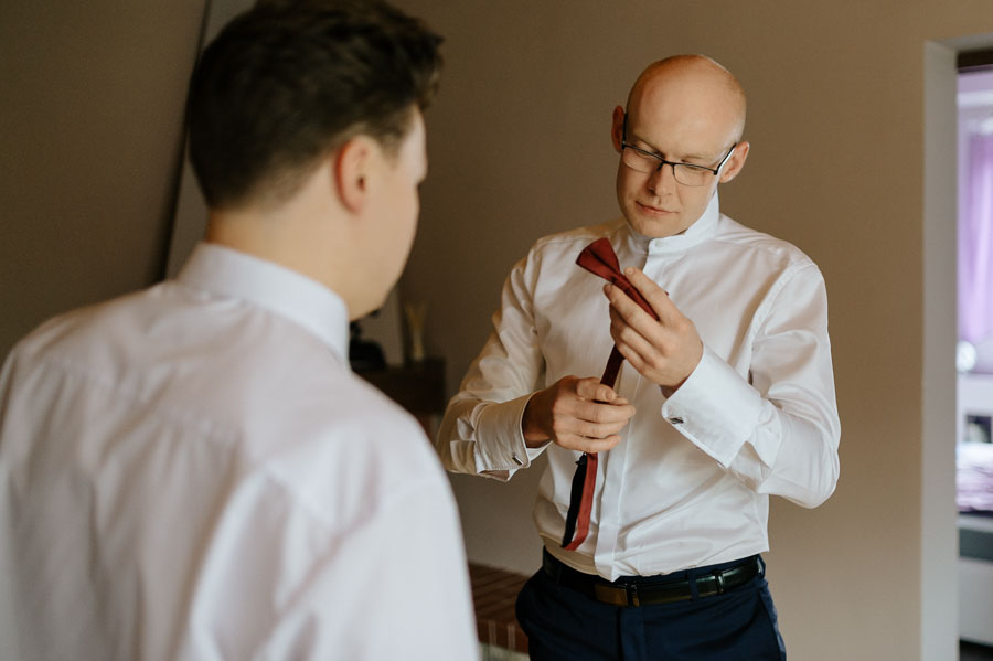 Fotograf ślubny Śląsk - Sfotografowani Marcin Pluta Zakładanie muchy, Fotograf na wesele, Fotograf ślubny na wesele