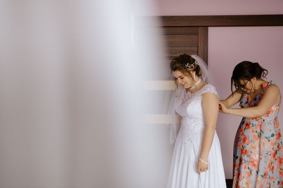 Zapinanie sukienki, Reportaż ślubny cennik, Ceny fotografii ślubnej