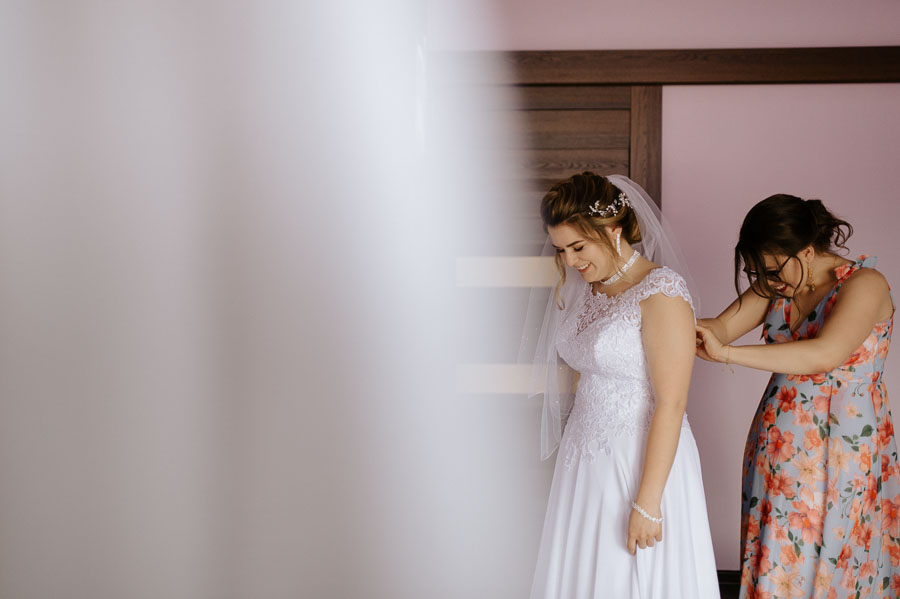 Fotografia Ślubna Śląsk - Sfotografowani Marcin Pluta Zapinanie sukienki, Reportaż ślubny cennik, Ceny fotografii ślubnej