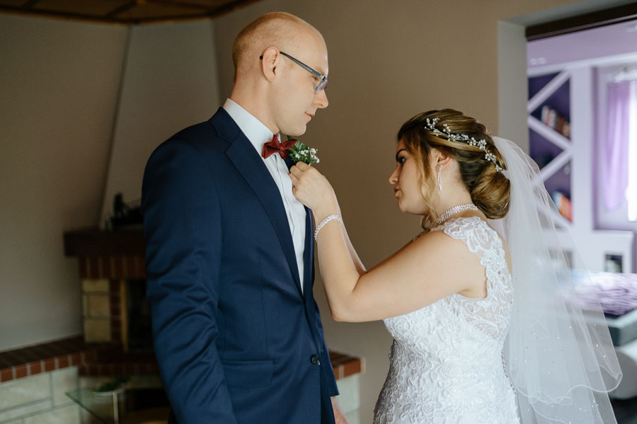 Fotograf ślubny Śląsk - Sfotografowani Marcin Pluta Zapinanie butonierki, Fotografia ślubna Śląsk, Śląsk zdjęcia ślubne