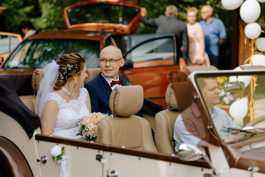 Fotograf ślubny Śląsk - Sfotografowani Marcin Pluta Para Młoda w aucie, Naturalna fotografia ślubna reportażowa, Fotografia ślubna blog