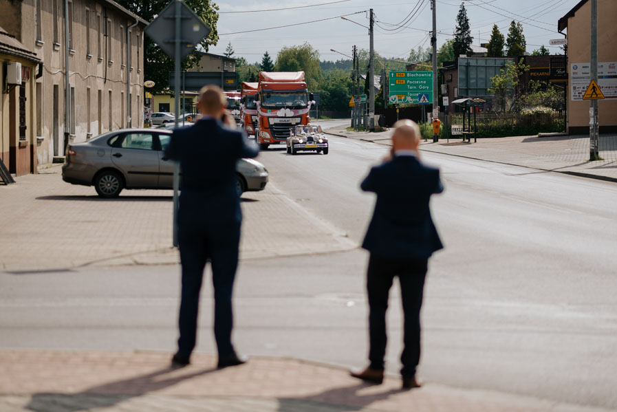 Fotografia Ślubna Śląsk - Sfotografowani Marcin Pluta Jedzie wesele, Fotograf ślubny i weselny Śląsk, Zdjęcie z reportażu ślubnego
