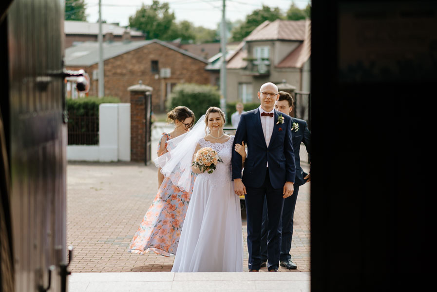 Fotograf ślubny Śląsk - Sfotografowani Marcin Pluta Przed kościołem, Zdjęcia ślubne, Dobre zdjęcia ślubne