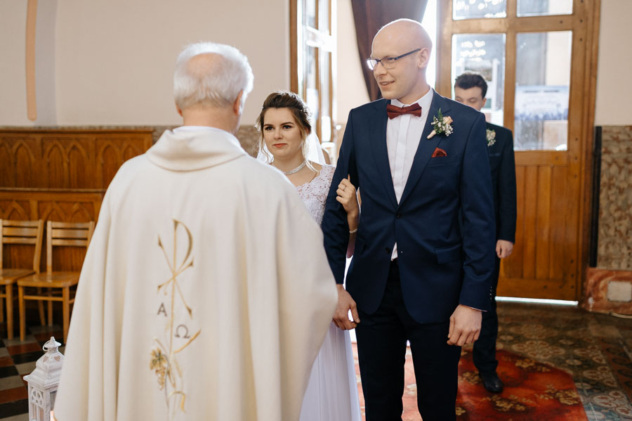 Fotografia Ślubna Śląsk - Sfotografowani Marcin Pluta Powitanie pary Młodej w Parafia Rzymskokatolicka pw. św.Walentego w Konopiskach, Fotografia ślubów i wesel, Fotograf na każde wesele