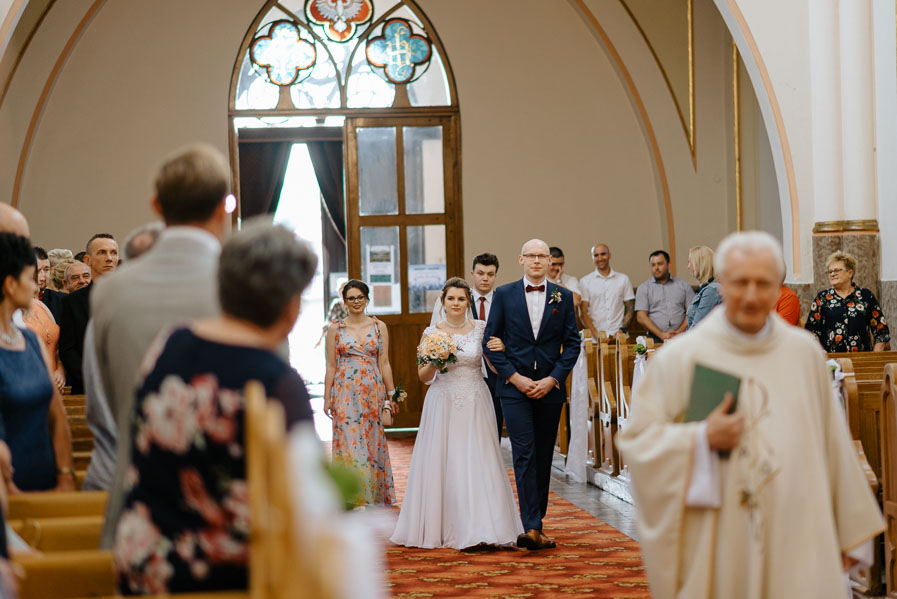 Fotograf ślubny Śląsk - Sfotografowani Marcin Pluta Wejście do kościoła, Parafia Rzymskokatolicka pw. św.Walentego w Konopiskach, Ładne zdjęcia ślubne, Romantyczna sesja ślubna