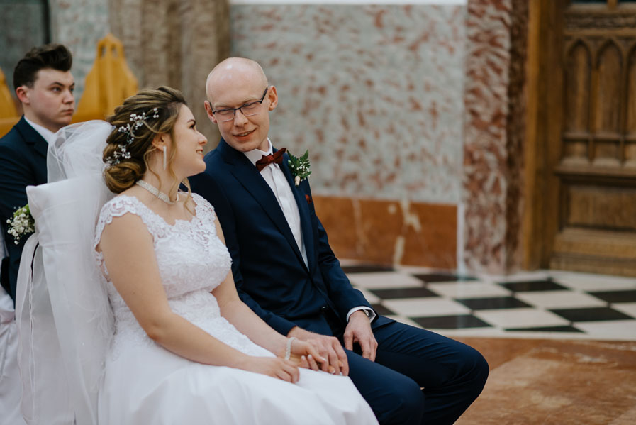 Fotografia Ślubna Śląsk - Sfotografowani Marcin Pluta Para Młoda podczas ślubu, Fotograf na ślub, Reportaż zdjęciowy ze ślubu