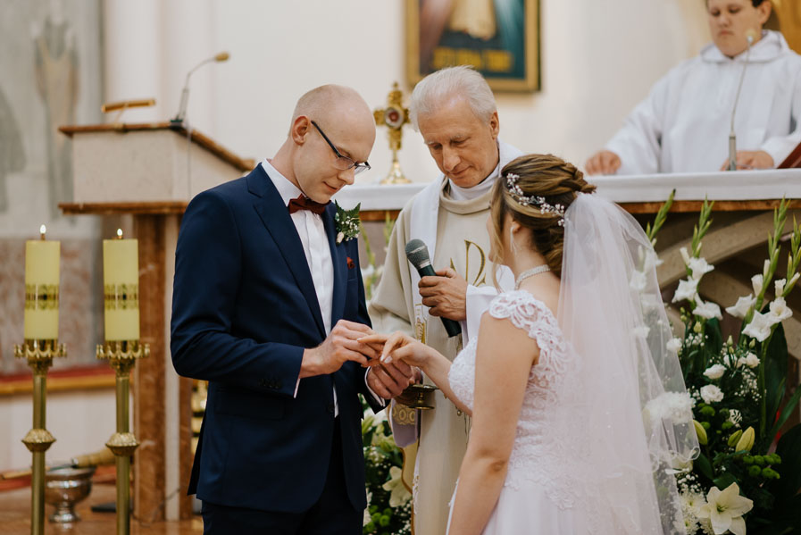 Fotograf ślubny Śląsk - Sfotografowani Marcin Pluta Zakładanie obrączek, Najlepszy fotograf ślubny, Nowoczesny reportaż ślubny