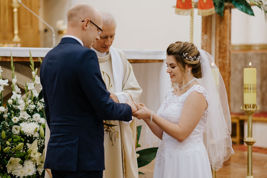 Fotografia Ślubna Śląsk - Sfotografowani Marcin Pluta Pani Młoda zakłada obrączkę, Fotograf Marcin Pluta, Sfotografowani fotografia
