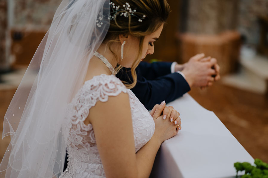 Chwila zadumy na ślubie, Zdjęcia ślubne Śląsk, Fotograf na wesele