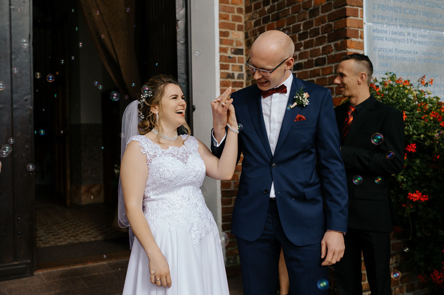 Fotografia Ślubna Śląsk - Sfotografowani Marcin Pluta Para Młoda przed kościołem, Naturalne reportaże ślubne, Sesja ślubna